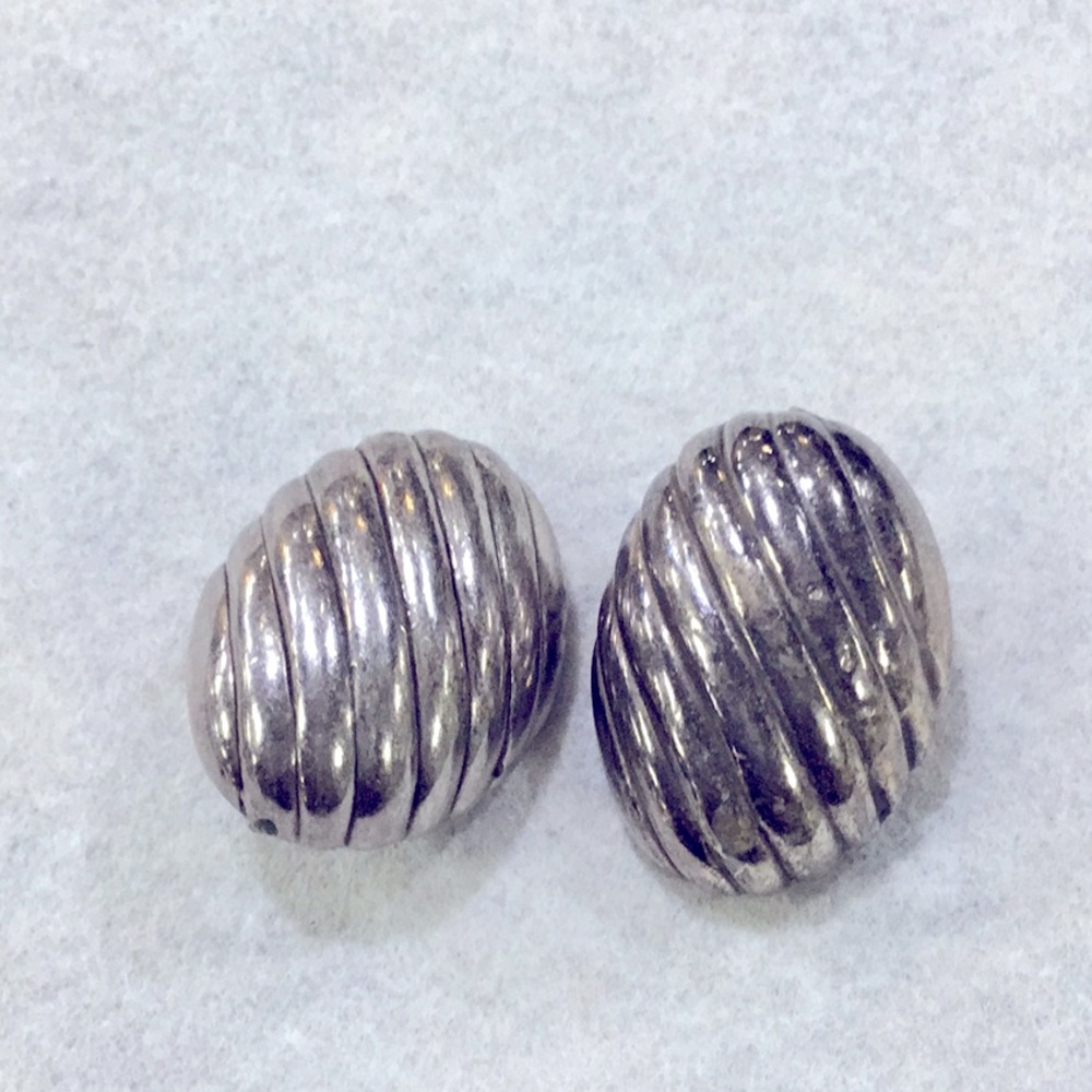 VINTAGE STERLING SILVER CLIP EARRING